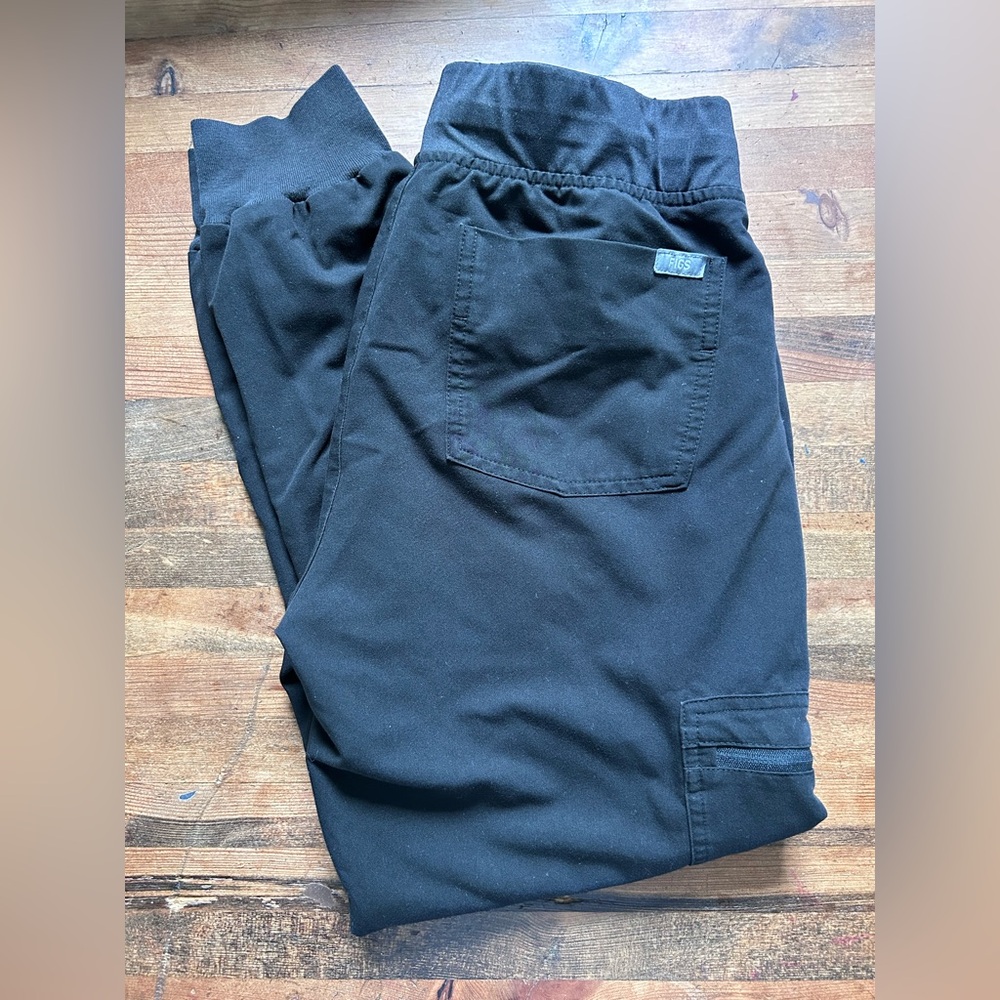 Figs Black Pants with Elastic Waistband and Jogger Fit